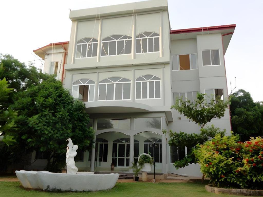 Tilko City Hotel Jaffna Bagian luar foto